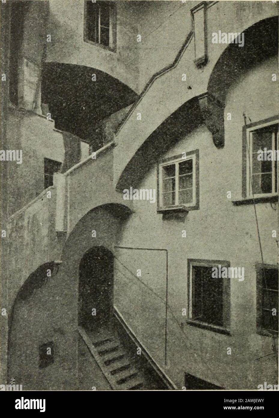 La casa fiorentina e i suoi arredi nei secoli XIV e XV . Fig. 68. — Scala  nel cortile del palazzo del Podestà. Fot. Alinari. Ho detto che gli acquai  da sala