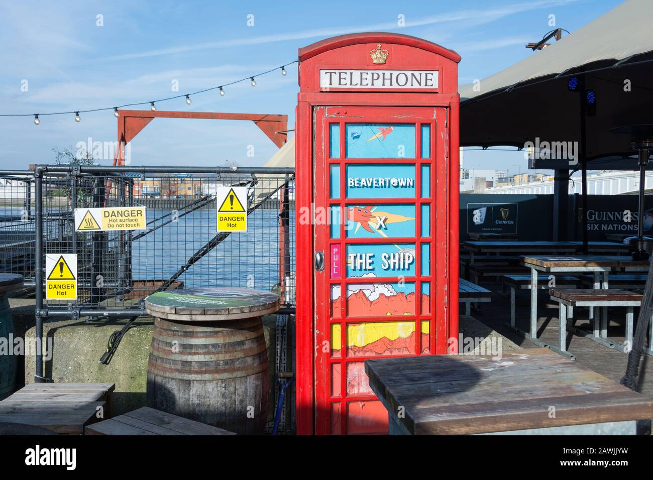 An old red K6 telephone kiosk at the Ship public house in Wandsworth, London, UK Stock Photo