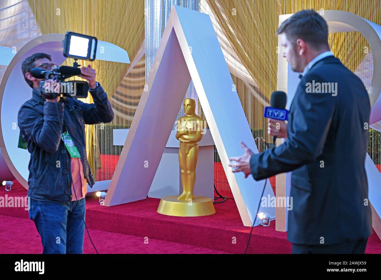 (200209) -- LOS ANGELES, Feb. 9, 2020 (Xinhua) -- Media reporters work in front of the characters of Oscars out of Dolby Theater during the preparations for the 92nd Academy Awards in Hollywood, Los Angeles, the United States, on Feb. 8, 2020. (Xinhua/Li Rui) Stock Photo