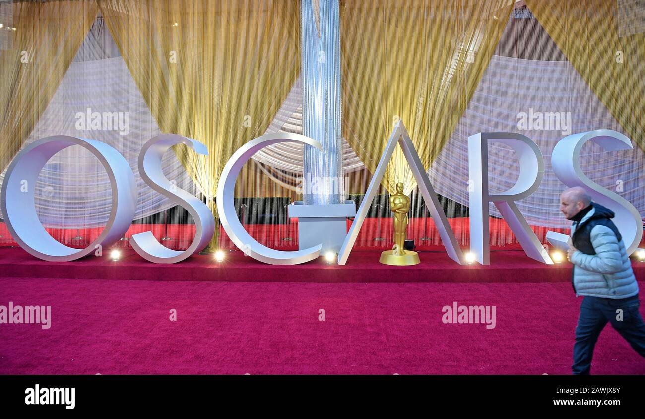 Los Angeles, USA. 8th Feb, 2020. A staff member walks past the characters of Oscars out of Dolby Theater during the preparations for the 92nd Academy Awards in Hollywood, Los Angeles, the United States, on Feb. 8, 2020. Credit: Li Rui/Xinhua/Alamy Live News Stock Photo