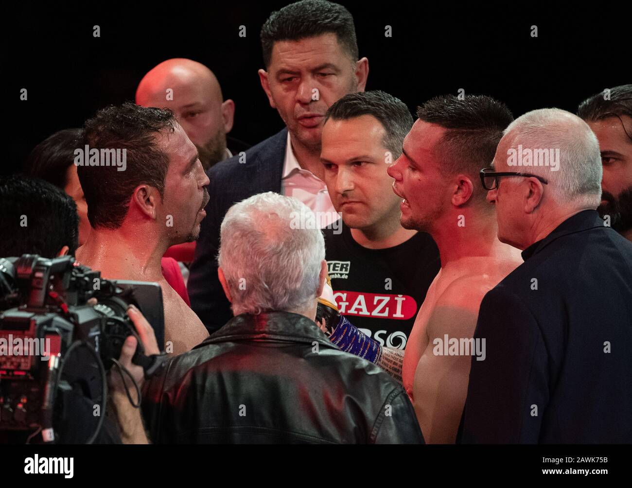 09 February 2020, Baden-Wuerttemberg, Göppingen: Boxing, professionals: IBO World Championship, Cruiserweight, Arslan (Germany) - Lerena (South Africa) in the EWS Arena. Firat Arslan (l) from Germany talks to Kevin Lerena from South Africa. Photo: Sebastian Gollnow/dpa Stock Photo