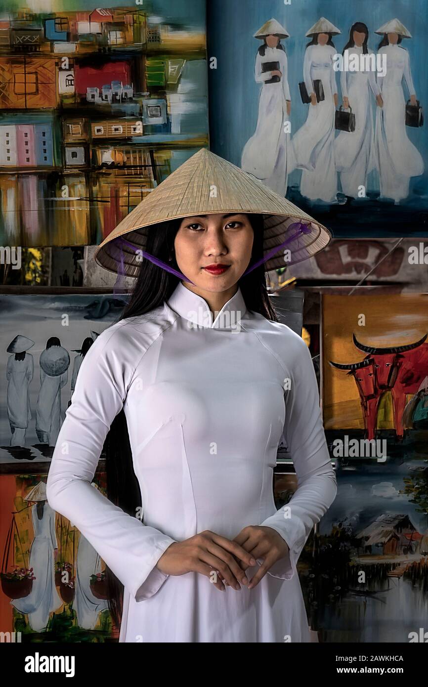 Vietnamese traditional dress hi-res stock photography and images - Alamy
