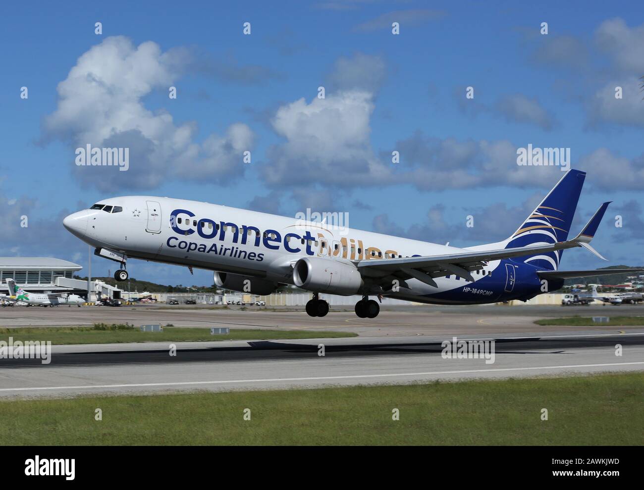 Copa Airlines Of Panama Boeing 737ng Taking Off From Sint Maarten Stock Photo Alamy
