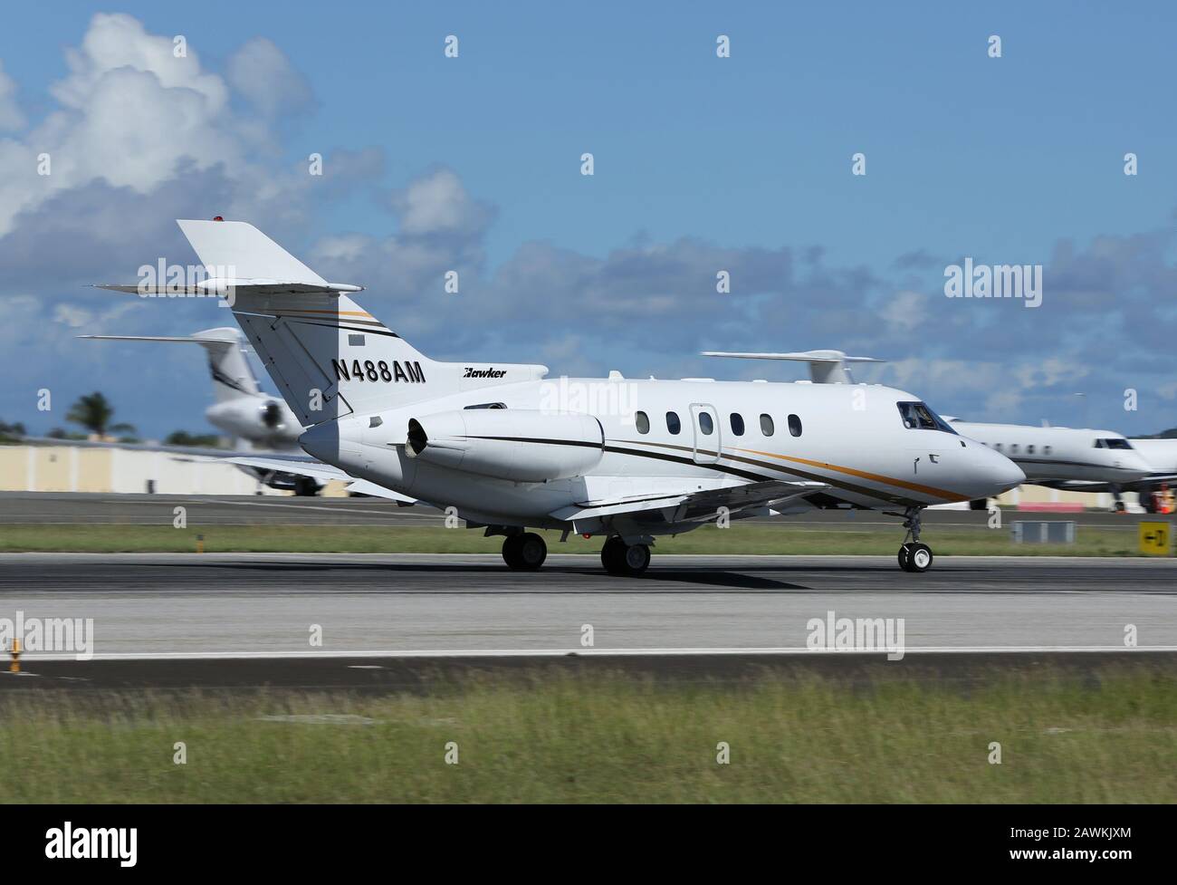 A Hawker 125 Biz Jet landing at Princess Juliana Airport, Sint Maarten Stock Photo