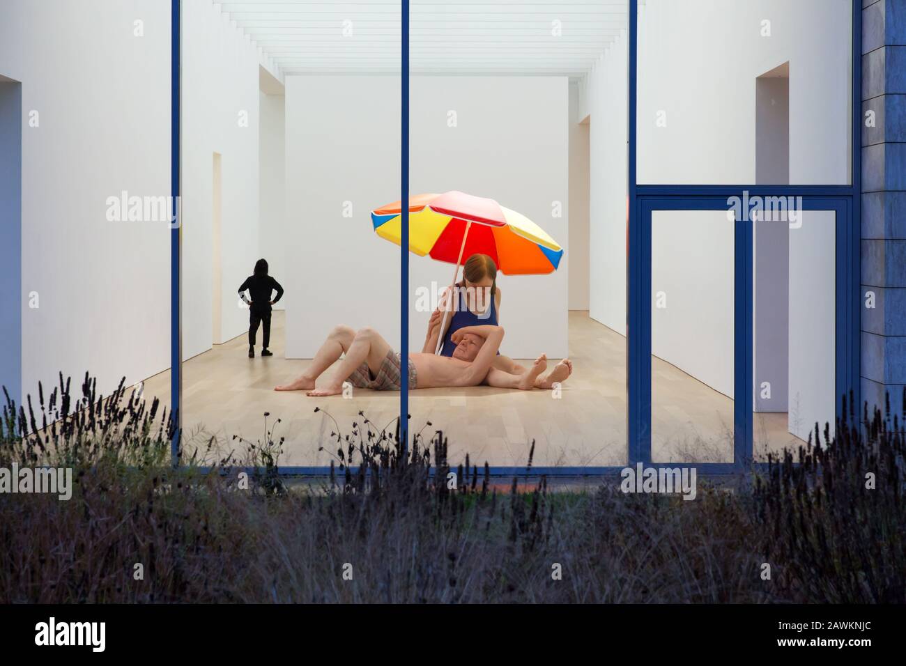 WASSENAAR - Couple under umbrella by Ron Mueck at the museum Voorlinden Stock Photo