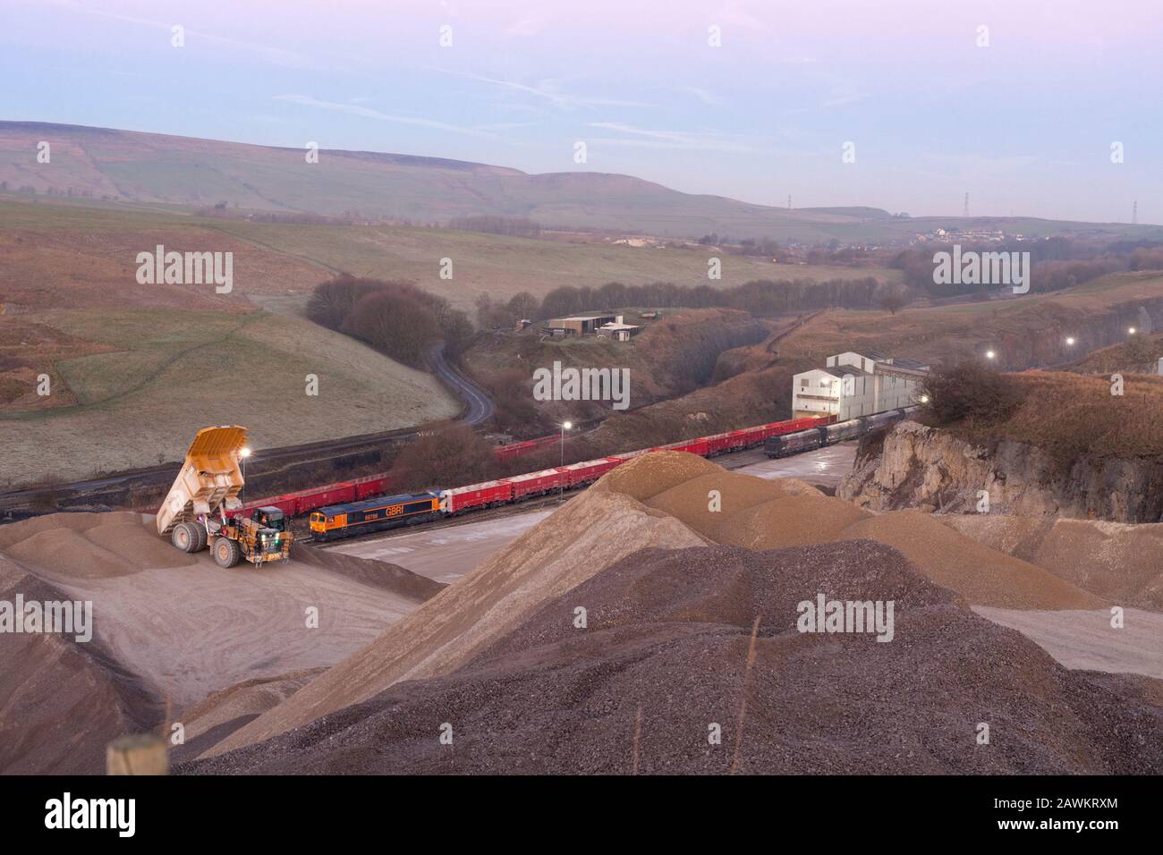 GB Railfreight class 66 locomotive 66786 at Dove Holes quarry, Peak Forest, Buxton loading hoppers with stone at the Cemex quarry Stock Photo