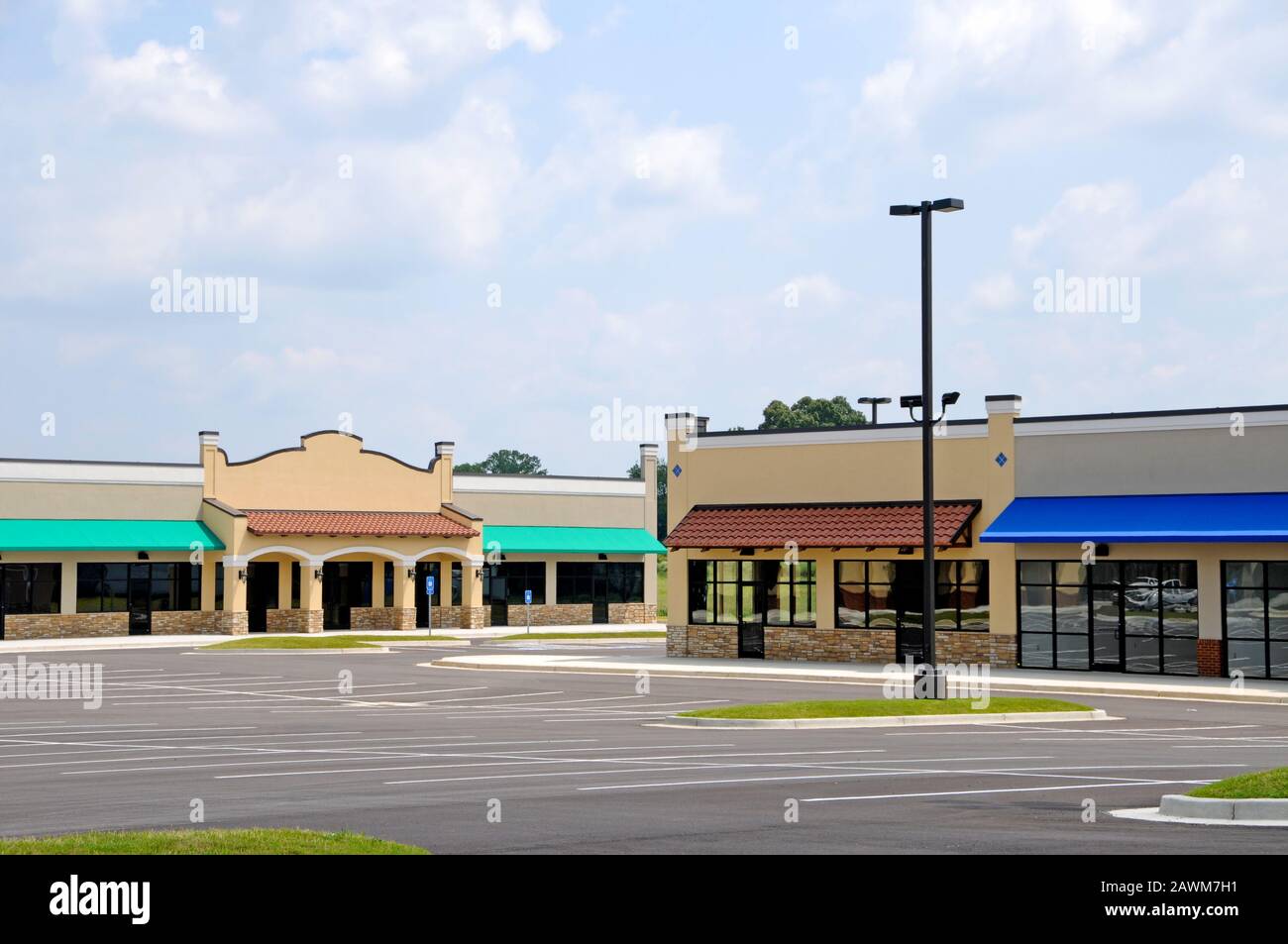 Plaza strip mall storefront store hi-res stock photography and images ...