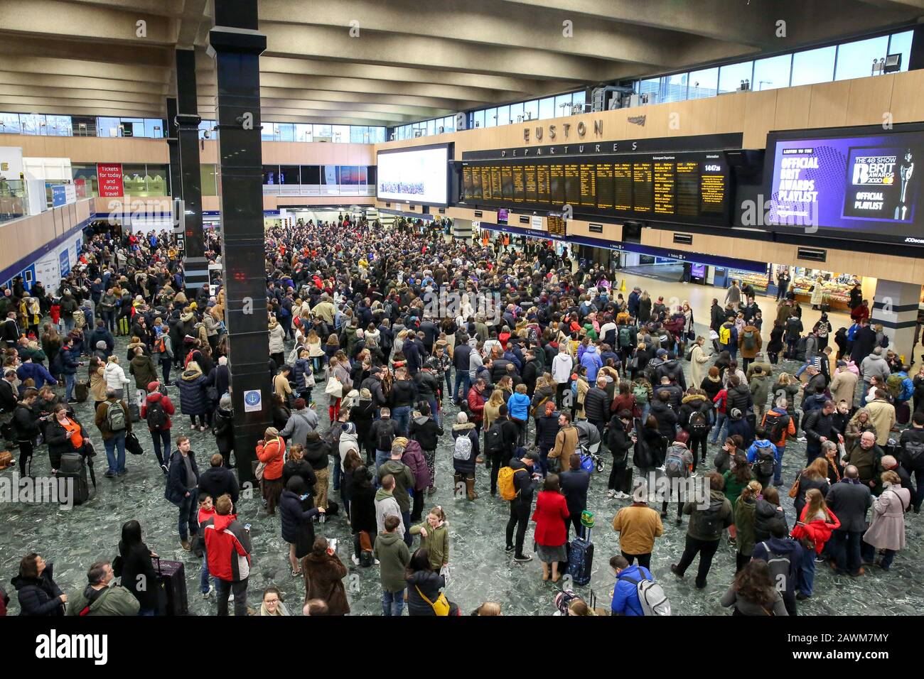 Euston London Uk 9 Feb 2020 Overcrowding At London Euston Railway Station As Number Of Trains Are Either Delayed Or Cancelled Due To Debris On The Tracks As Storm Ciara Sweeps