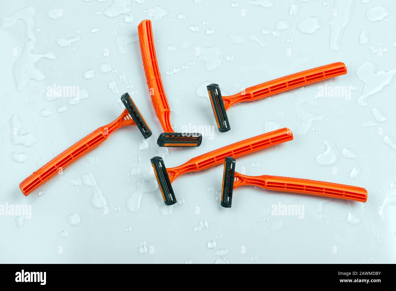 Group of safety razors on water drops background. Many Shave blade