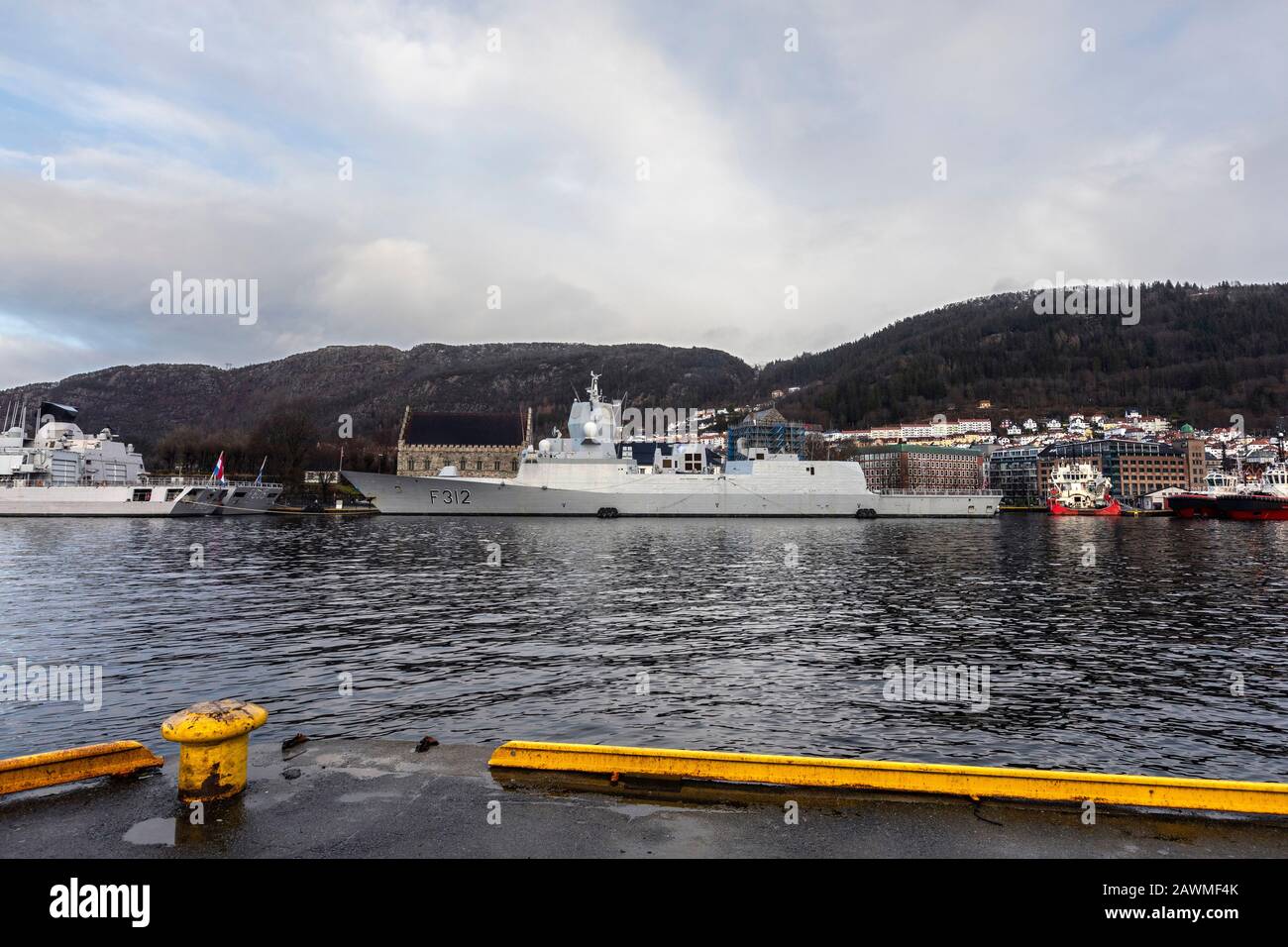 Norwegian warship, frigate F312 KNM Otto Sverdrup in front of ancient Haakonshallen. Left side, two Dutch frigates, HNLMS Van Speijk F828 and HNLMS Ev Stock Photo