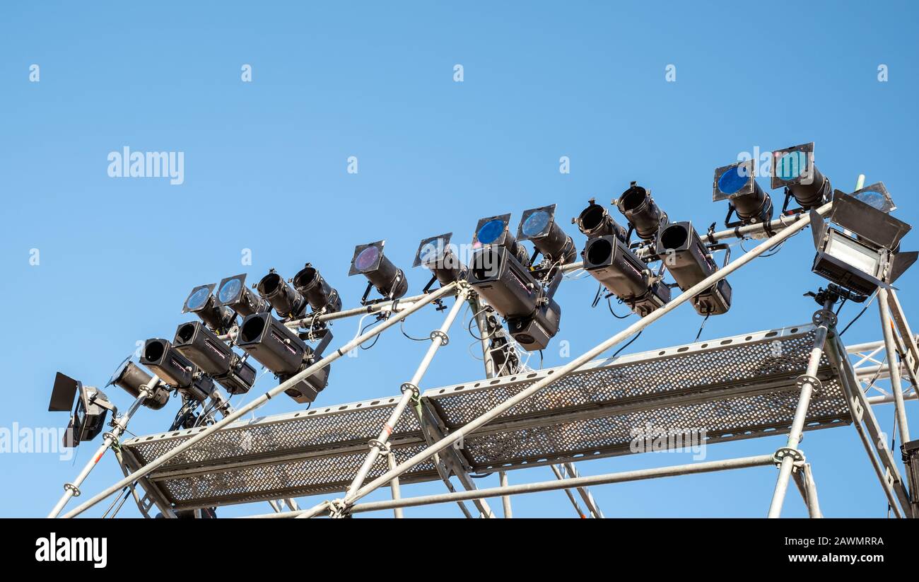 Spotlights and stage lights mounted on the scaffold Stock Photo Alamy