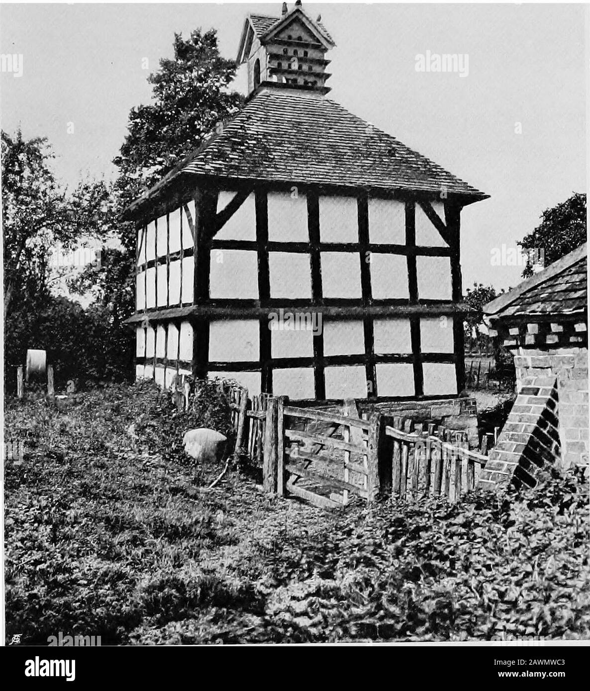 An English holiday with car and camera . nd. The blue-grey of the wallscontrasted effectively with the ruddy-toned roofs,and pigeons hovering over the farmsteads, orfluttering about their red tiles, gave a touch of lifeand an added sense of homeliness to the ancient andtime - mellowed dwellings. How peaceful all thecountry looked! how suggestive of long and con-tented abiding! I think there is no other countryin the world that bestows upon the leisurelytraveller such a real feeling of restfulness as ruralEngland, at least those portions of it whose century-gathered beauty has not been disturbe Stock Photo