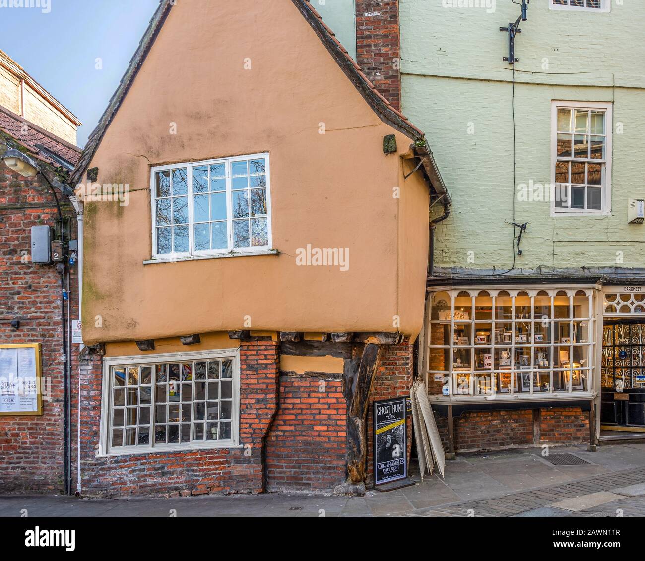 Quaint and misshapen medieval building in King’s Square, York, with its ...