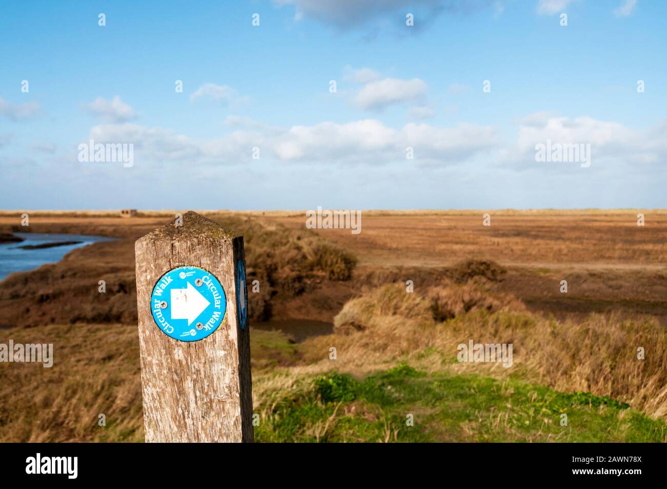 Waymark for a circular walk on Gypsy Lane at Titchwell on the north Norfolk coast on a bright February day. Stock Photo