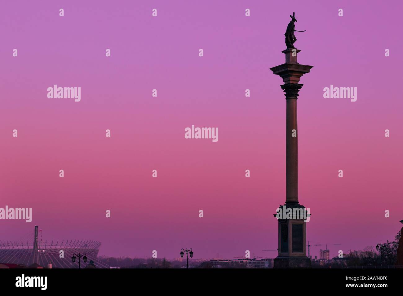 Statue of polish king Sigmund III Waza, on pink sky backround, old town in Warsaw Stock Photo