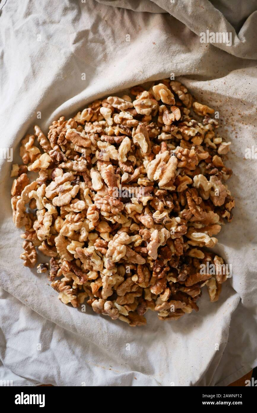Preparing walnuts for cooking in a plov by removing the shell, roasting