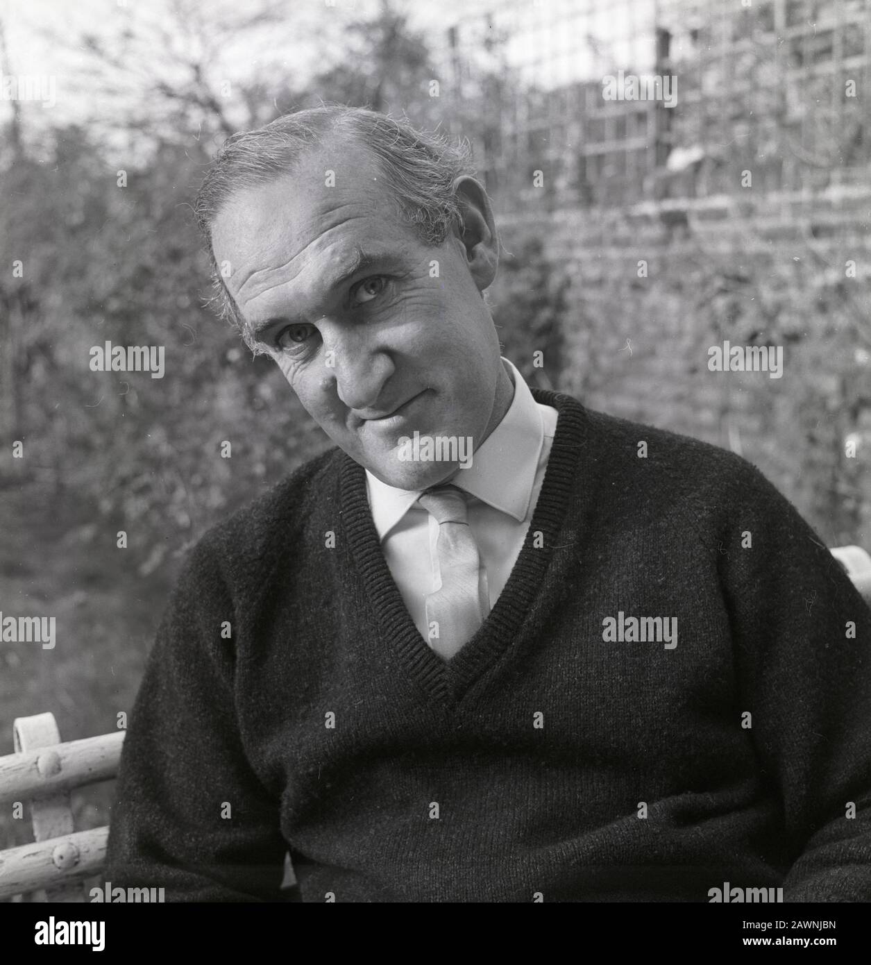 Anthony Sampson was a British writer and journalist photographed in his then home in Holland Park, west London. Hes most famous book, Anatomy of Britain, was published in 1962 Stock Photo