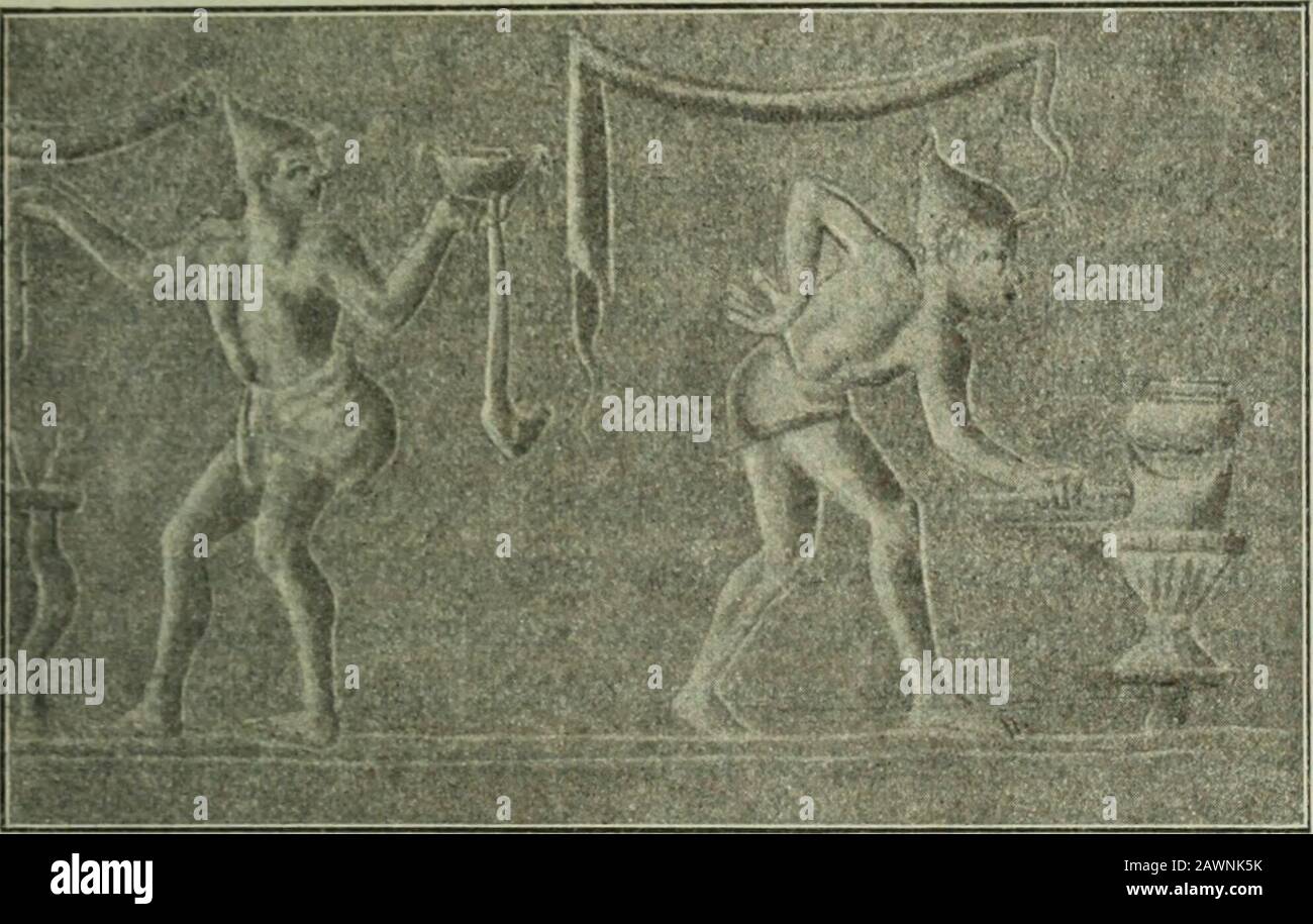 Pulcinella, pompejanische Wandbilder und römische Satyrspiele . Wie die Köpfe mit spitzen Mützen auf Kohlenbecken zubeurteilen sind, von Conze gesammelter^. Jahrb. V 120 ff., möchteich nicht entscheiden. Silensköpfe mit Epheukranz finden sichdarauf sehr oft, S. 123 ff. Masken, Theatermasken als Amulettesind sicher gebräuchlich gewesen und auch der Silenskopf galt oftals ßdtCKavov. Ob jene Köpfe mit spitzer Mütze wirklich einenhephaistischen Dämon oder Hephaistos selbst darstellen? I Die Kuvf| der Ismene ist bekannt. Auch der weifse pilosdes Hermes auf dem bekannten unteritalisehen Scenenbild w Stock Photo