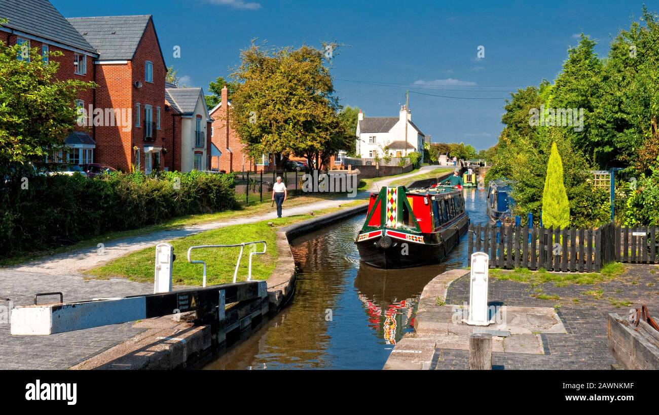 Boat approaching the Glascote locks at Tamworth, UK Stock Photo Alamy