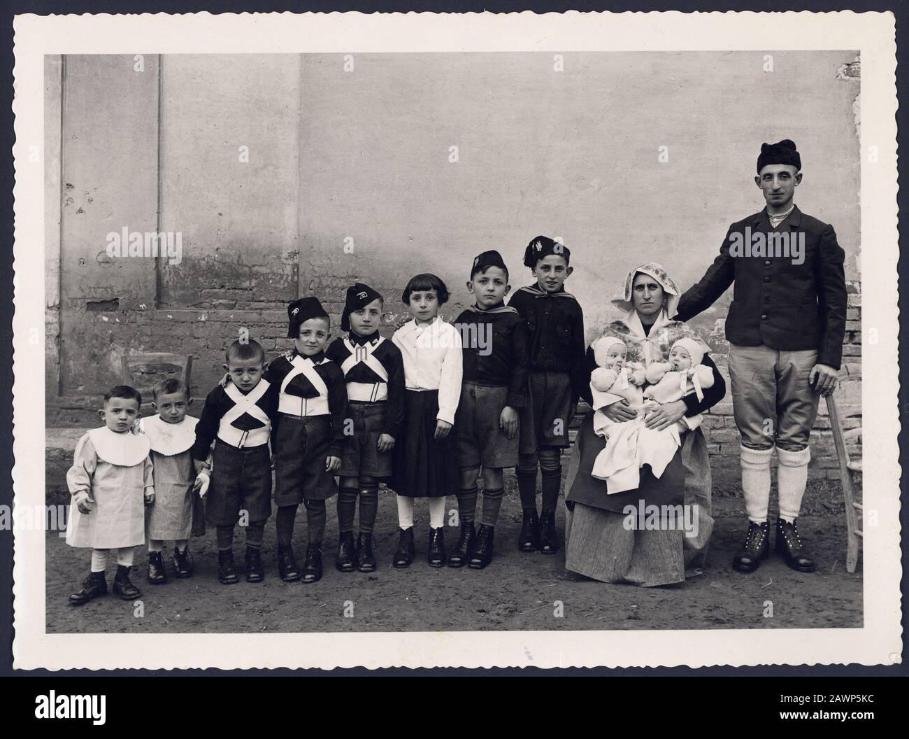 1936 , october,  CARPI , Modena , Emilia Romagna , ITALY : FASCISM days . A rural family with 10 sons . Photo by U. Becchi , Carpi . Stock Photo