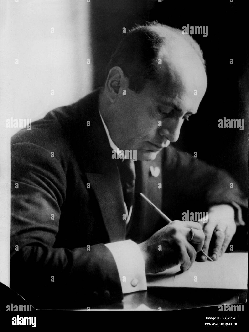 1929 , 11 february , ROME ,  ITALY : The italian Fascist Duce BENITO MUSSOLINI  signs the seattlement with Vatican ( represented by Cardinale ENRICO Stock Photo