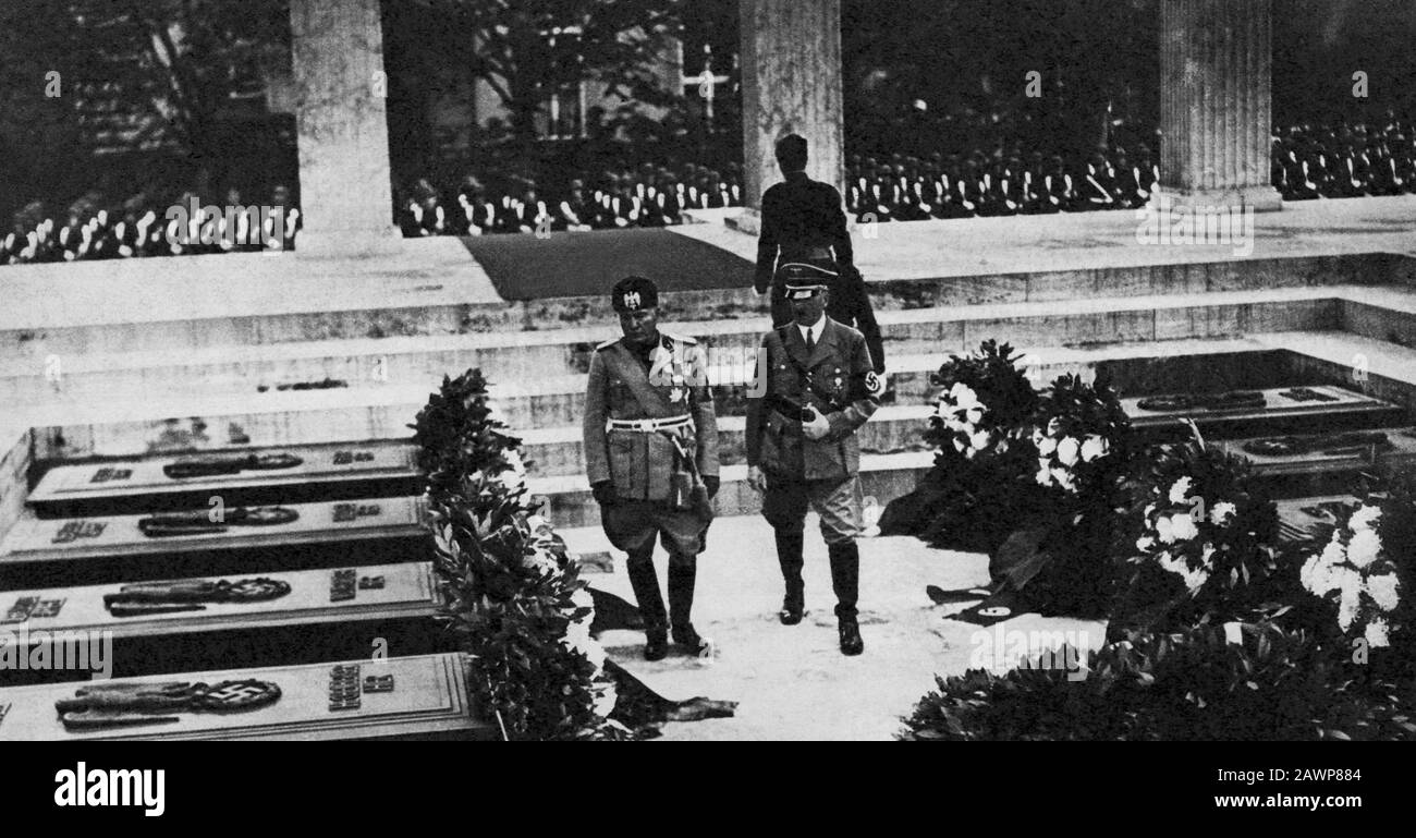 1938 , 29 september . MUNCHEN , GERMANY : The italian Fascist Duce BENITO MUSSOLINI meet ADOLF HITLER  - ritratto - portrait - POLITICA - POLITICO - Stock Photo