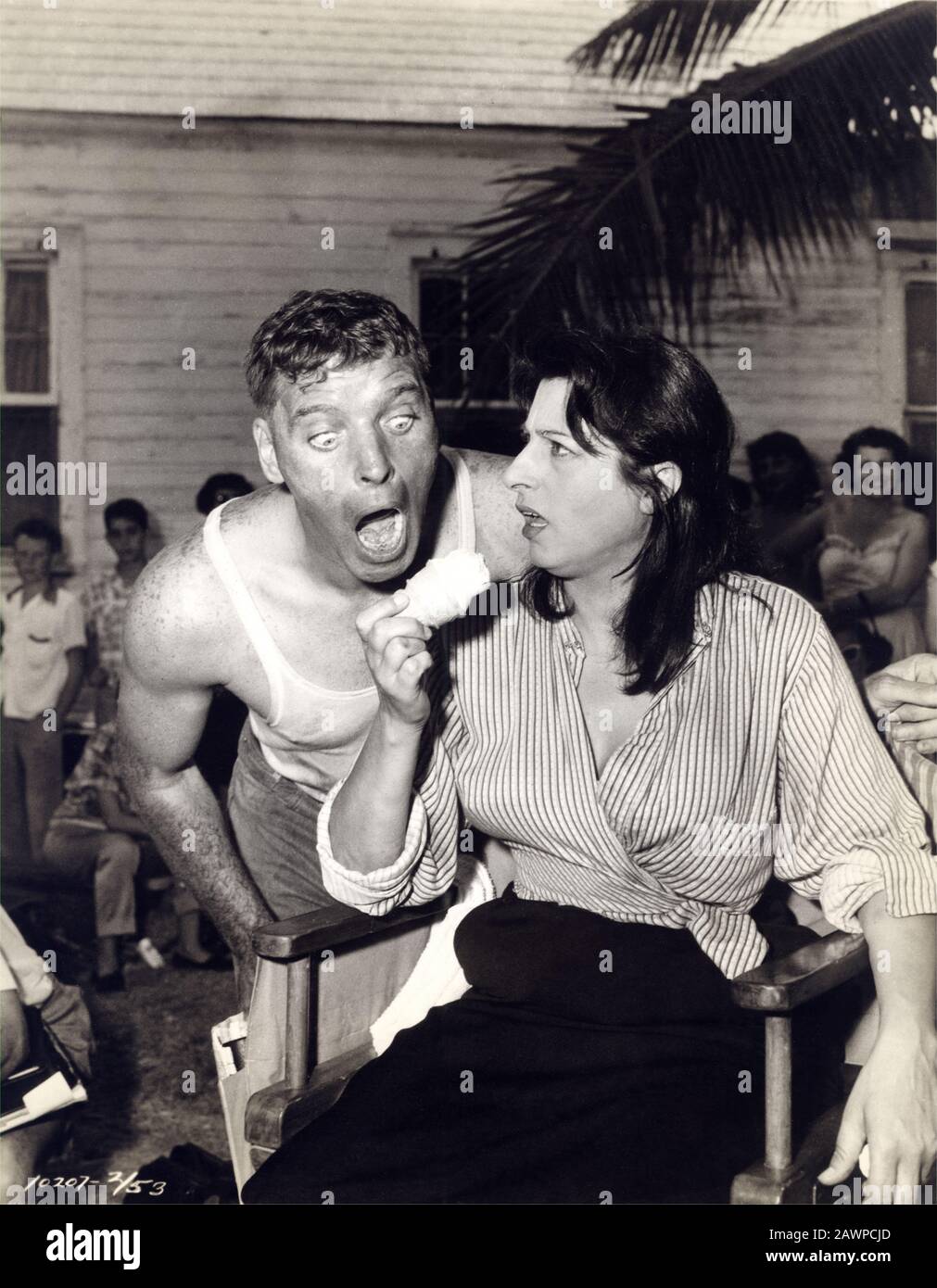 1955 , USA  : The italian movie actress ANNA  MAGNANI  ( 1908 - 1973 ) with BURT LANCASTER ( 1913 - 1994 ),  in a pubblicity still by  Paramount Pictu Stock Photo