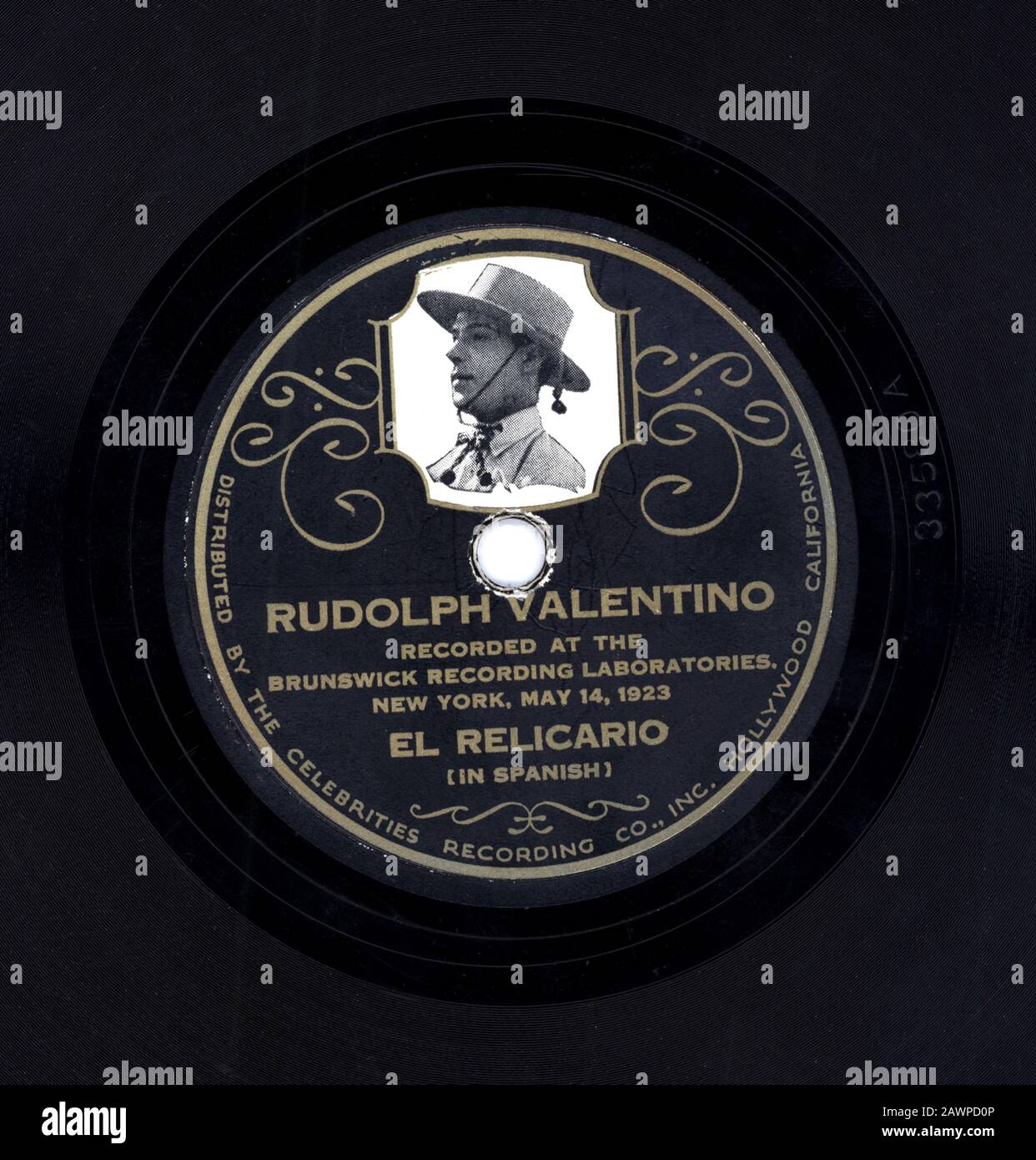 1926 , USA  : The  italian silent movie actor  RUDOLPH VALENTINO ( 1895 - 1926 ) slive of recording 78rpm songs ' EL RELICARIO ' and  ' Kashmir Love S Stock Photo