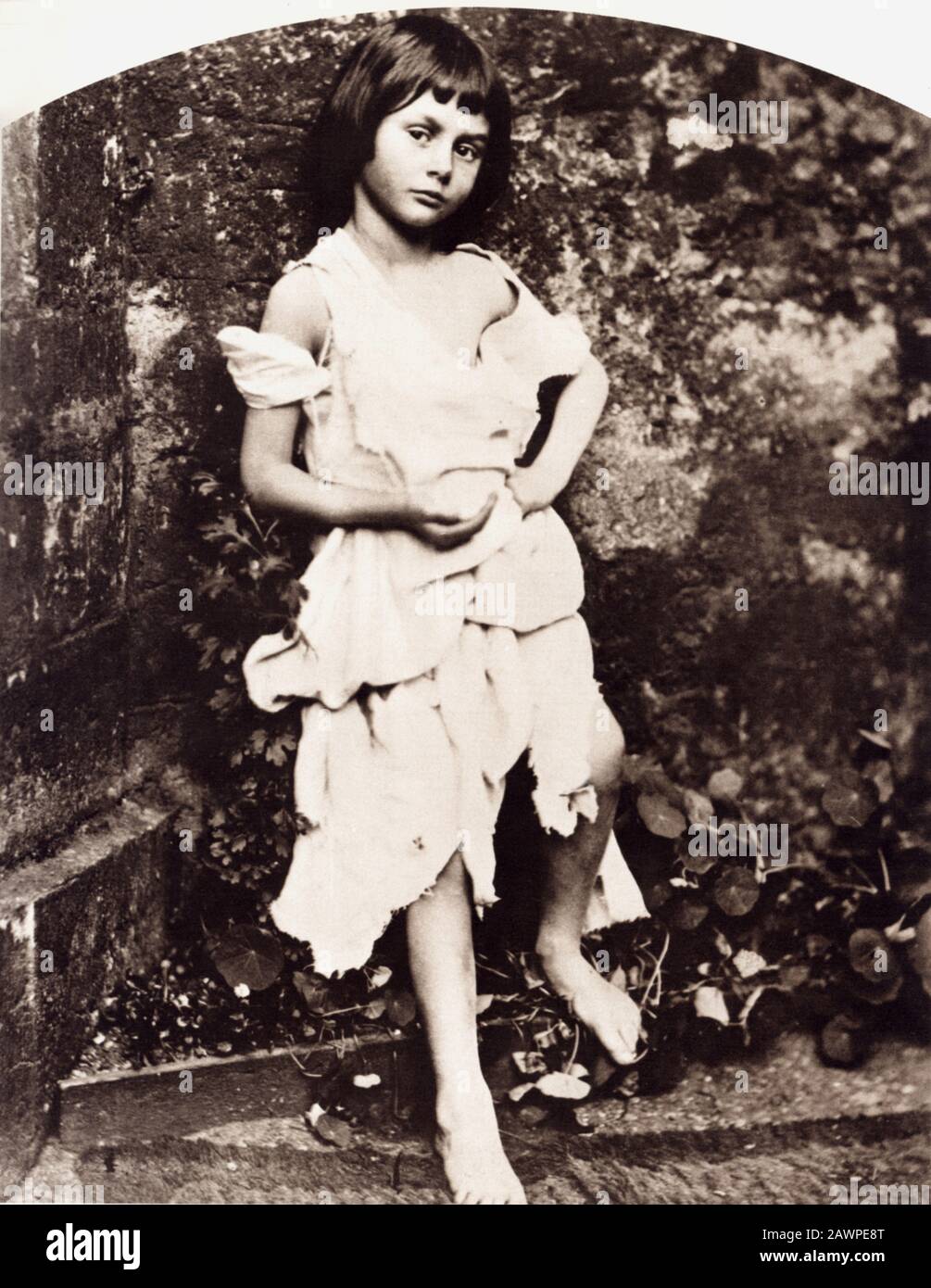 1858 , GREAT BRITAIN: Alice Liddell like ' The beggar-maid ' ( the little Muse model for ALICE IN WONDERLAND - 1865 ) portraied by the photographer, m Stock Photo