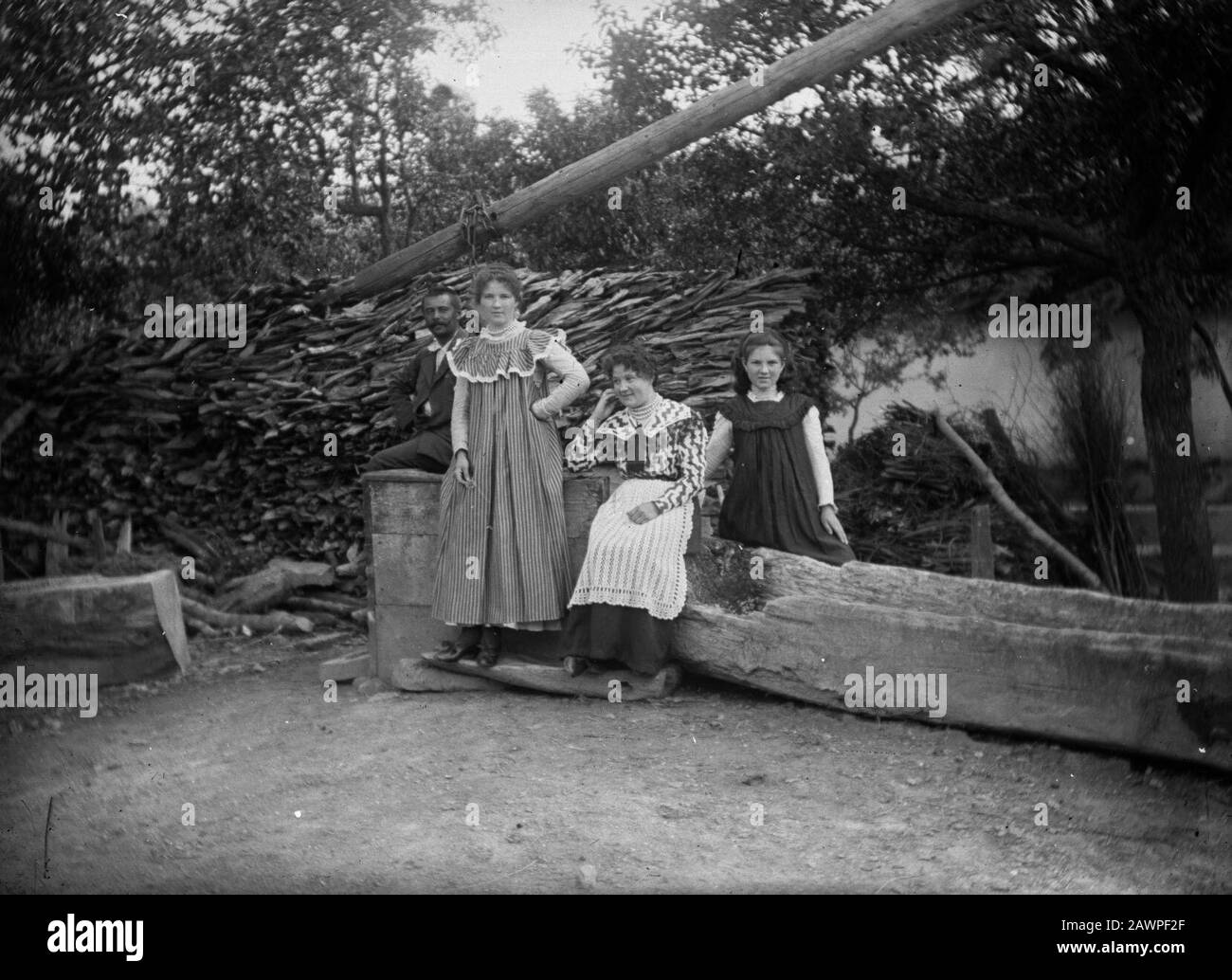 Family, village, shadoof, water trough, summer, tableau Fortepan 2518. Stock Photo