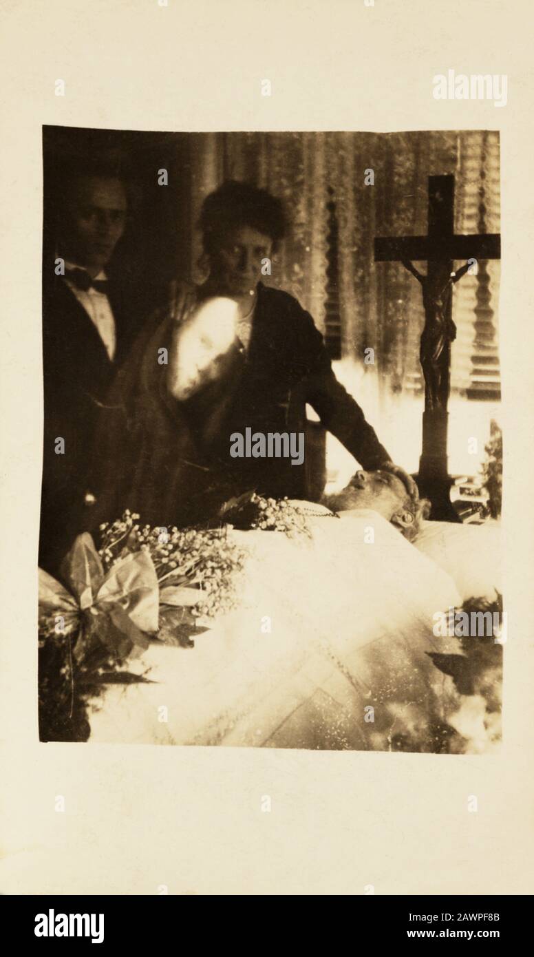 1910 ca , GREAT BRITAIN : Mourning scene . A séance ( or seance ) is an  attempt to communicate with spirits. Mediumship, or channeling, is the  pract Stock Photo - Alamy