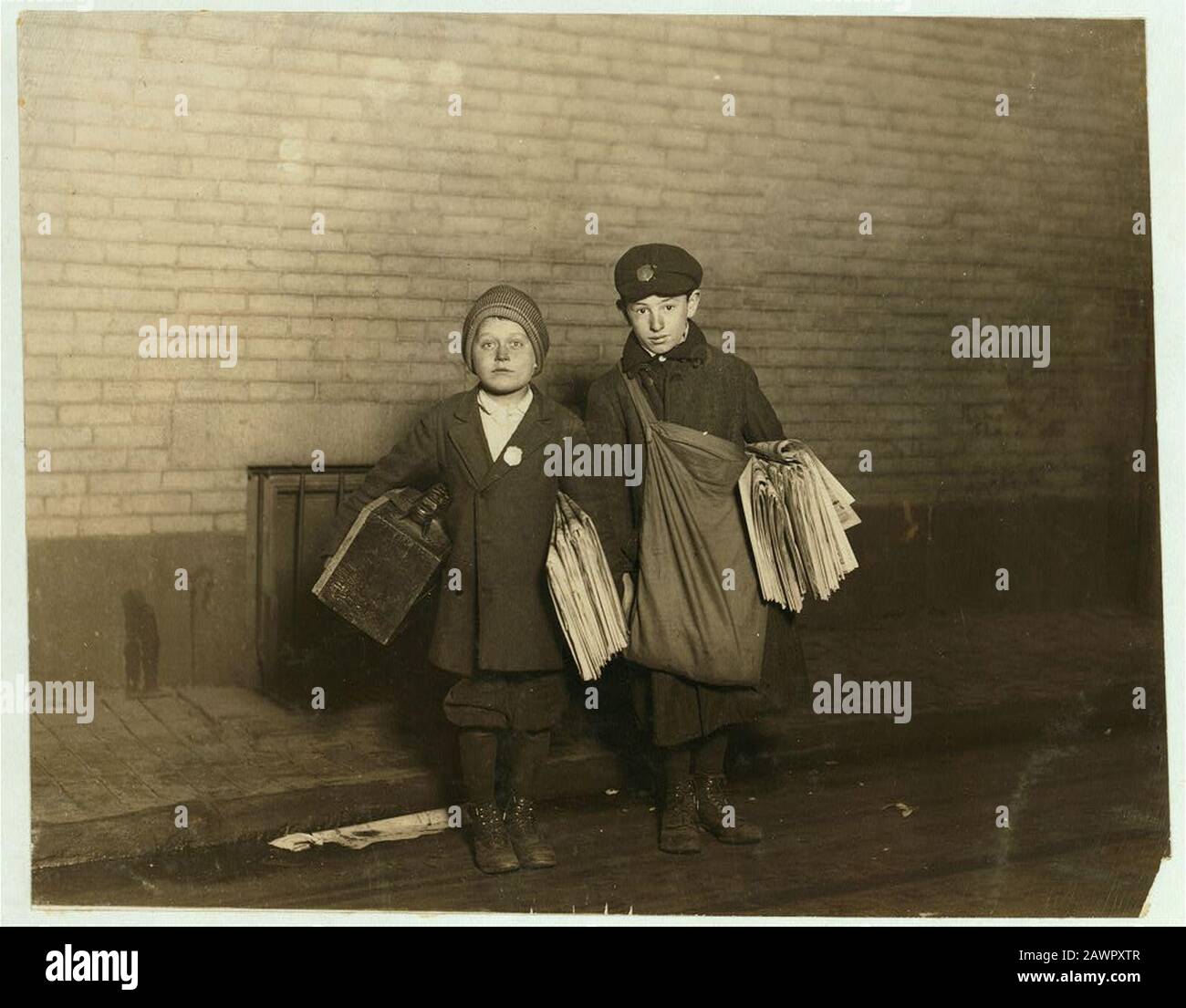 For Child Welfare Exhibit 1912-13.) 1-00 A.M. Sunday, Nov 24, 1912, and still selling. Stanley Steiner, the boot-black and newsboy, is ten years old, and sells until 1 A.M. Lives, 92 Ulmsbec Stock Photo