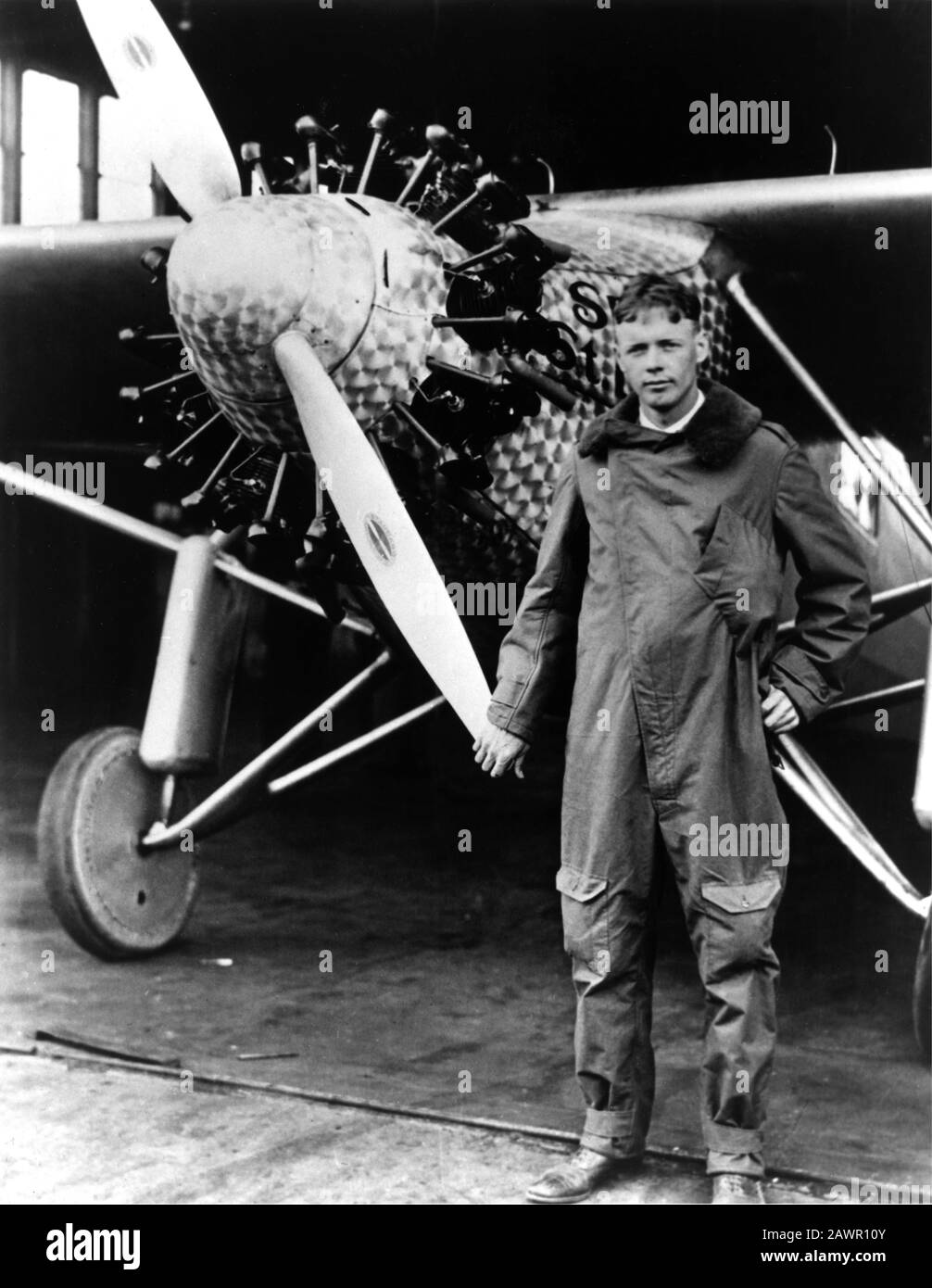 1927 , NEW YORK , USA : The american aviator hero Charles Augustus LINDBERGH ( Detroit 1902 - Maui Isle , Hawai 1974 ) with the SPIRIT OF SAINT LOUIS Stock Photo