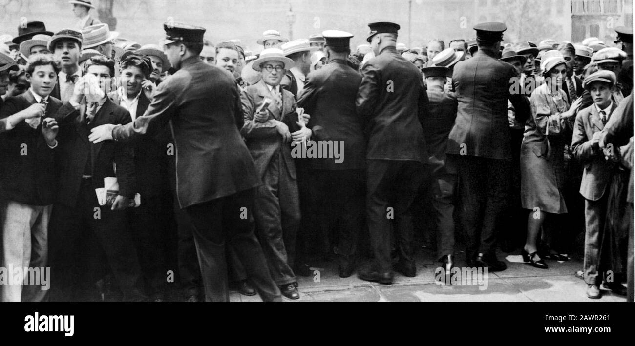 1926 , NEW YORK , USA  : After the death of italian silent movie actor  RUDOLPH VALENTINO ( 1895 - 1926 ) explose desasters into the crowds during the Stock Photo