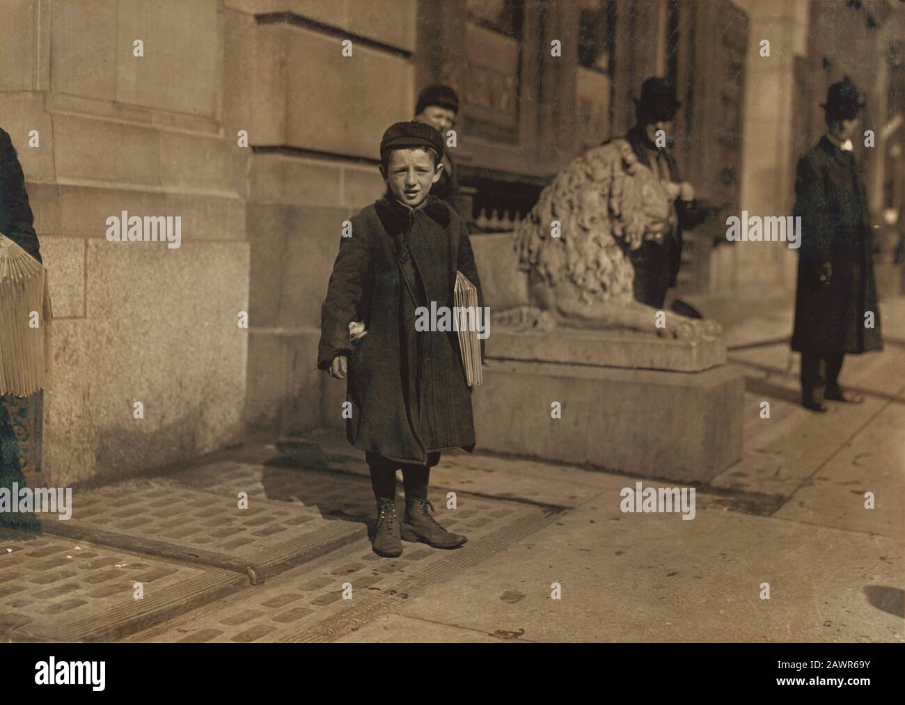 1909 , march, Hartford, Connecticut , USA  : Jossph Harris a 9 year old newsboy in Hartford, Conn. Been selling 1 1    2 years - NEWSBOYS  by LEWIS HI Stock Photo