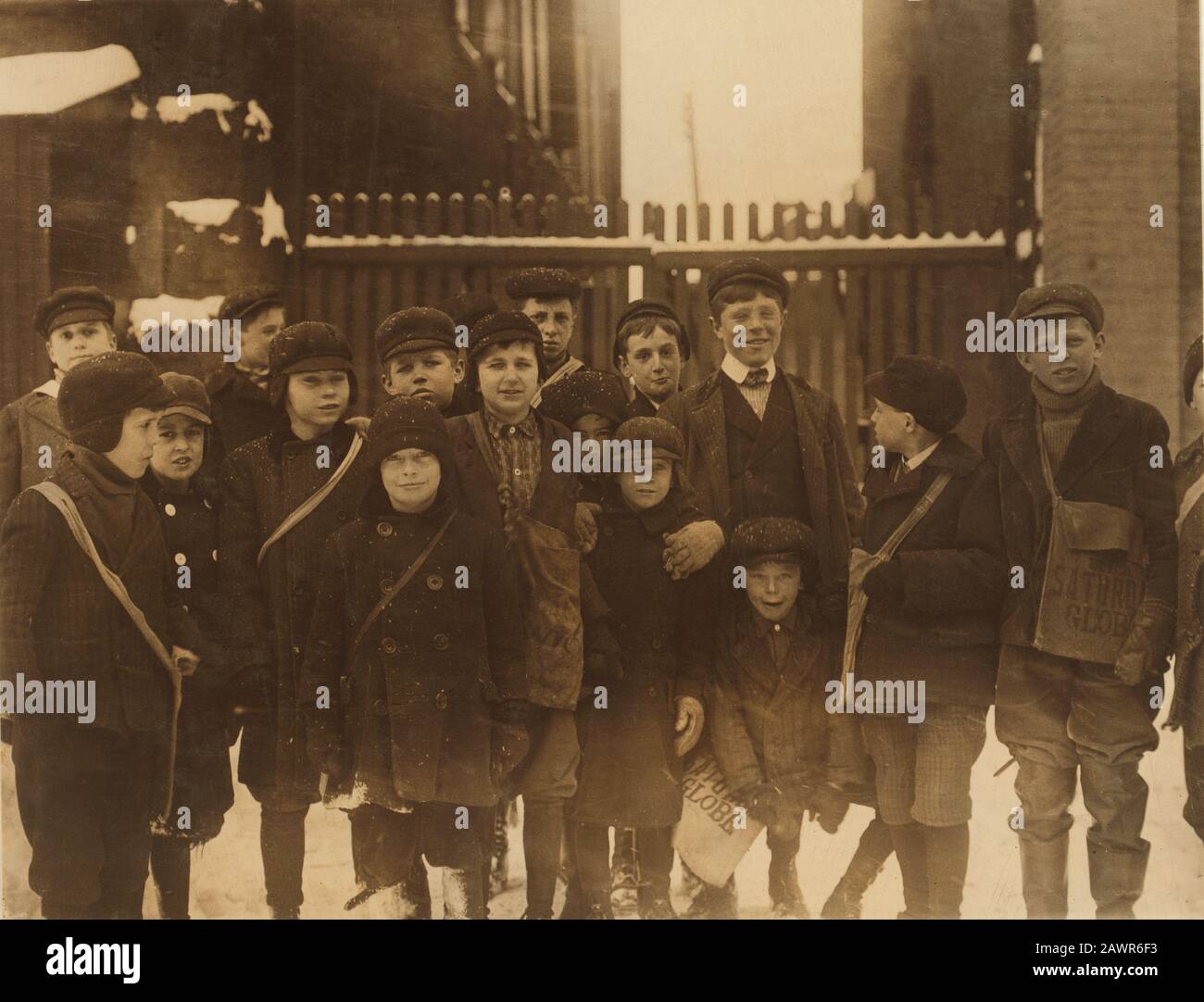 1910 , february, Utica, New York (State), USA  : Newsboys under the snow - NEWSBOYS  , Photos by LEWIS HINE ( 1874 - 1940 ) -   - BAMBINI -- LAVORATOR Stock Photo