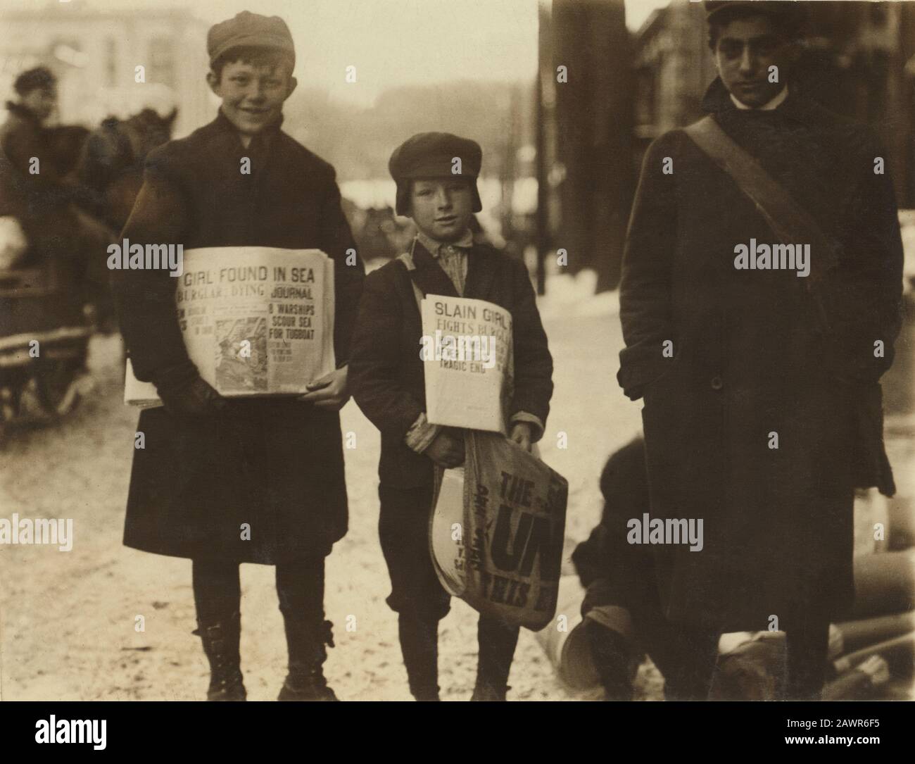 1910 , february, Schenectady, New York (State), USA  : Newsboy - NEWSBOYS  , Photos by LEWIS HINE ( 1874 - 1940 ) -   - BAMBINI -- LAVORATORI - BAMBIN Stock Photo
