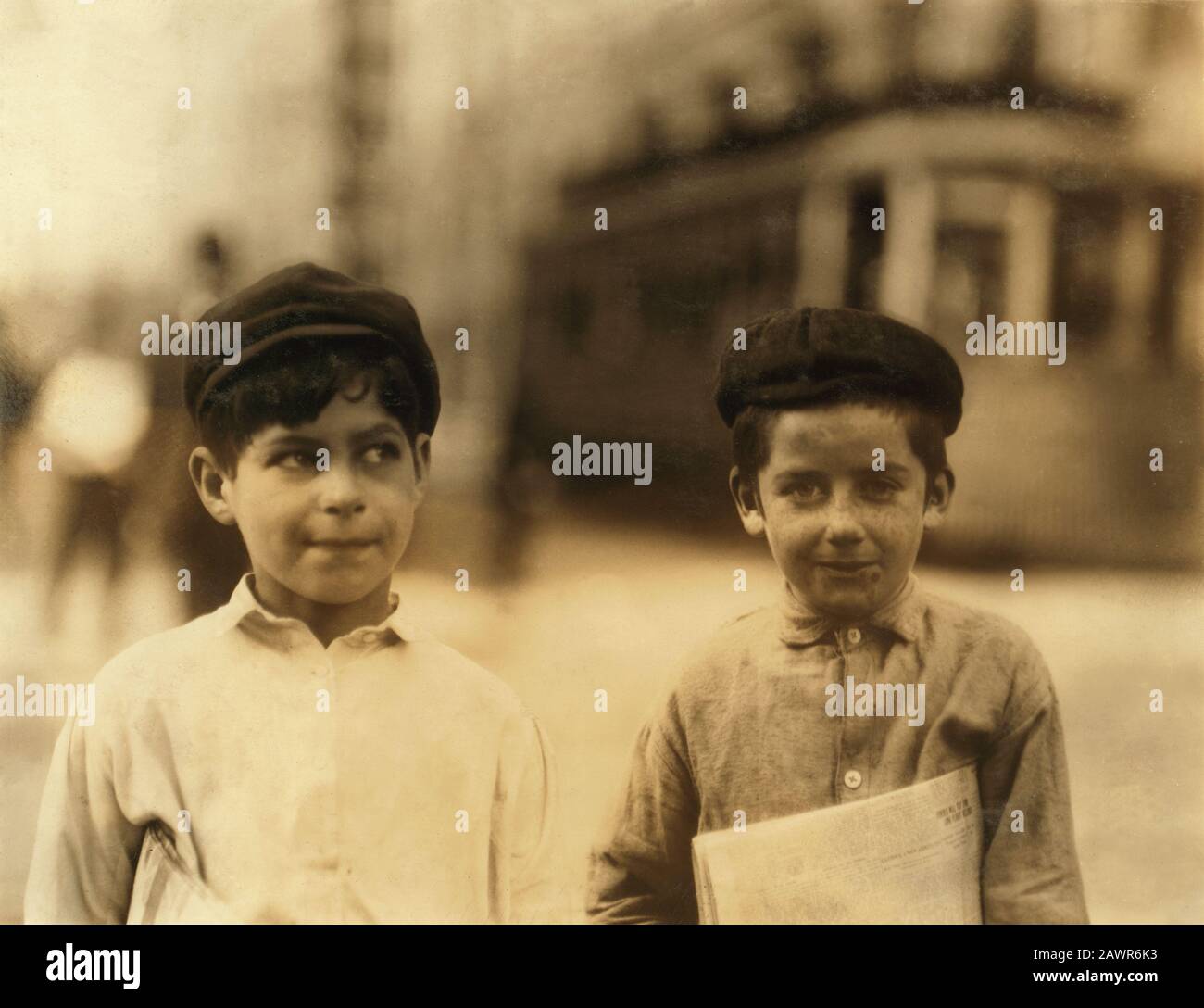 1910 ,  may, St. Louis , Missouri, USA  :" Just newsies ." - NEWSBOYS  , Photos by LEWIS HINE ( 1874 - 1940 ) -  - BAMBINI -- LAVORATORI - BAMBINO - C Stock Photo