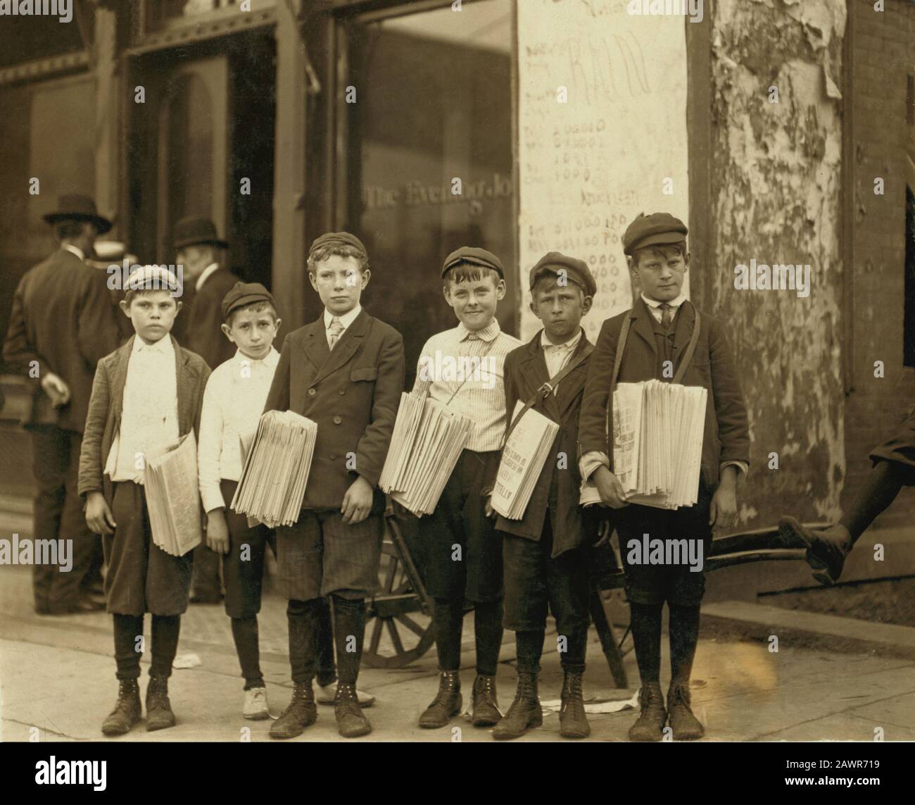 1910 ,  may, Wilmington, Delaware, USA  : Group of newsboys at Evening Journal Office. -- NEWSBOYS  , Photos by LEWIS HINE ( 1874 - 1940 ) -   NEWSBOY Stock Photo