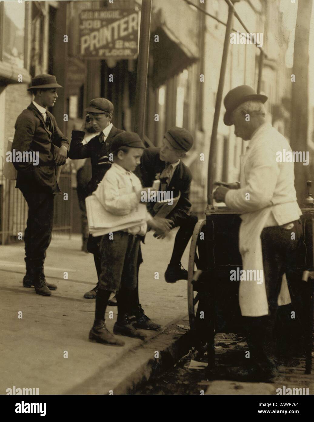 1910 ,  may, Wilmington, Delaware, USA  : Where some of the newsboy's money goes - NEWSBOYS  , Photos by LEWIS HINE ( 1874 - 1940 ) -  - NEWSBOYS  - B Stock Photo