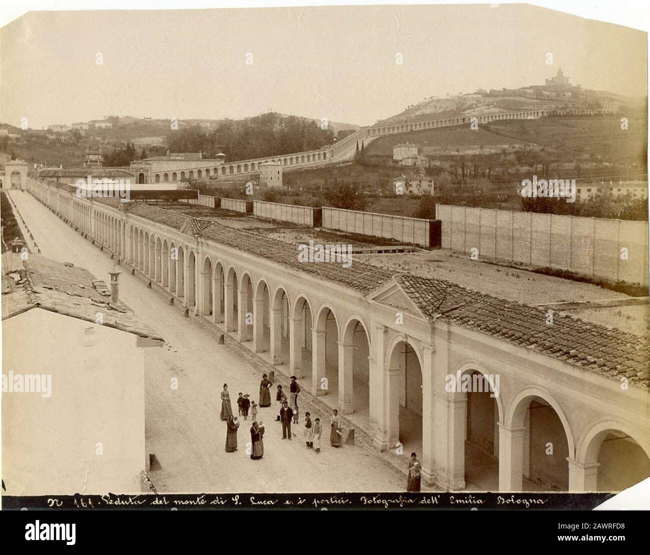 Fotografia dell'Emilia - n. 161 - Bologna - Veduta del monte di S. Luca e i portici. Stock Photo