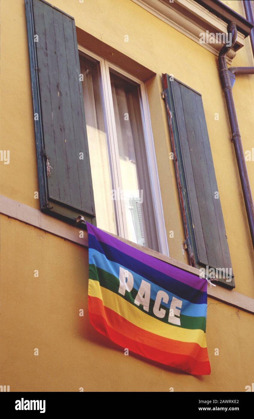 2003 , february , BOLOGNA  :  Iraqui War , the pacifist rainbow flag at window -   bandiera pacifista alla finestra - PACE - PEACE flag at window - PA Stock Photo