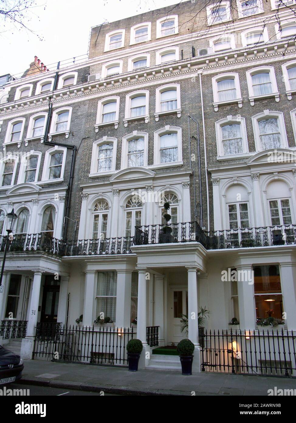 2006 , LONDON , GREAT BRITAIN : The house at 32 BEAUFORT GARDENS where dead the  italian Marchesa LUISA CASATI Stampa di Soncino ( 1881 - 1957 ) . Pho Stock Photo