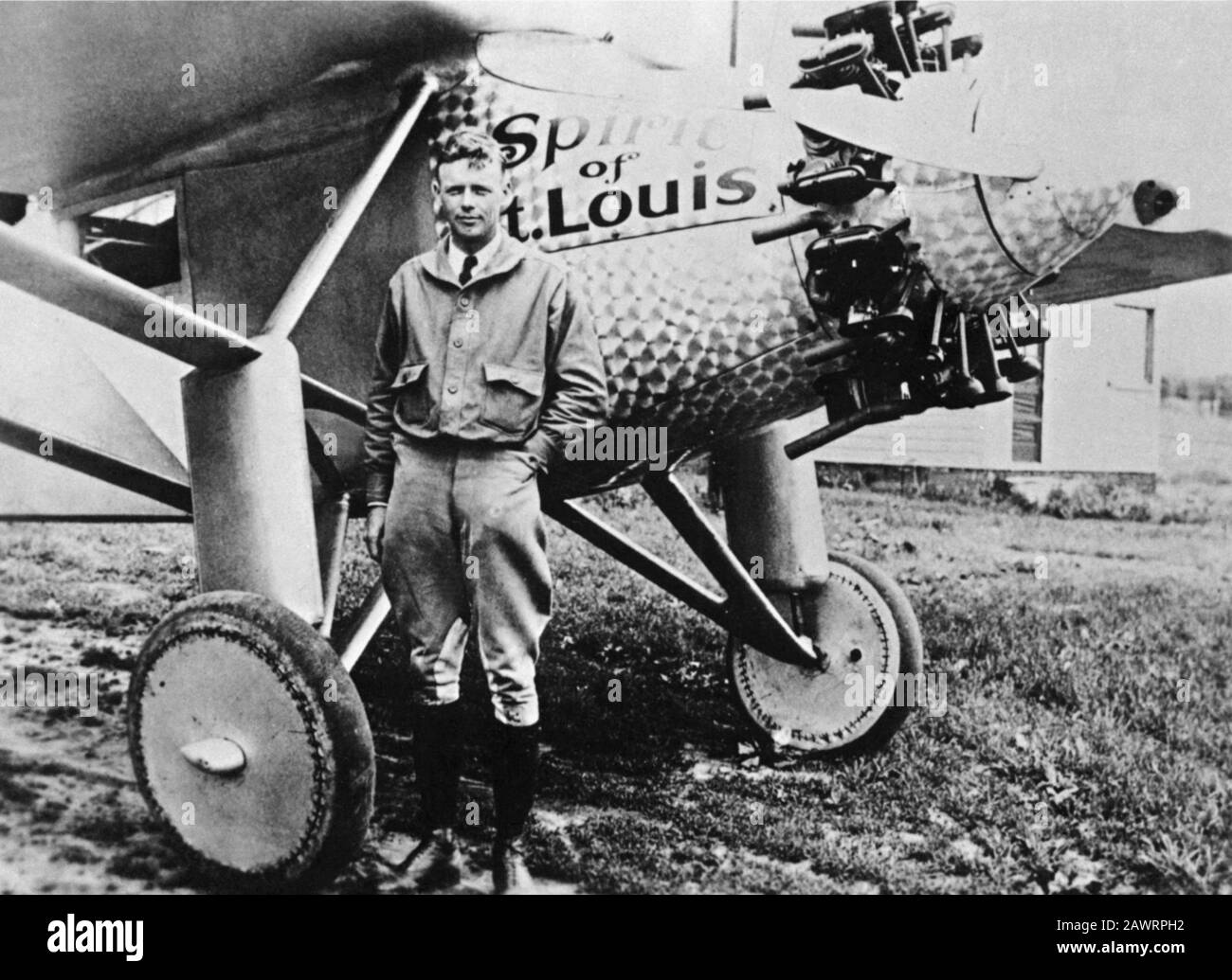 1927 , NEW YORK , USA : The american aviator hero Charles Augustus LINDBERGH ( Detroit 1902 - Maui Isle , Hawai 1974 ) with the SPIRIT OF SAINT LOUIS Stock Photo