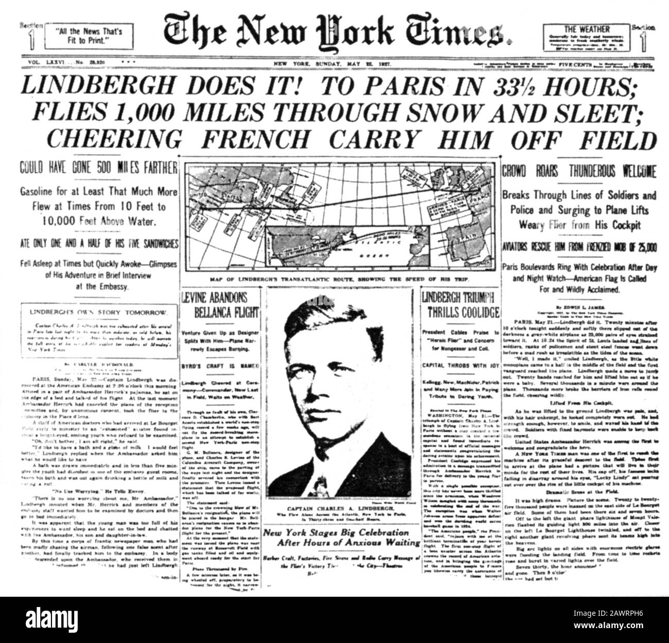 1927 , 22 may  NEW YORK , USA : The american aviator hero Charles Augustus LINDBERGH ( Detroit 1902 - Maui Isle , Hawai 1974 ) with the SPIRIT OF SAIN Stock Photo