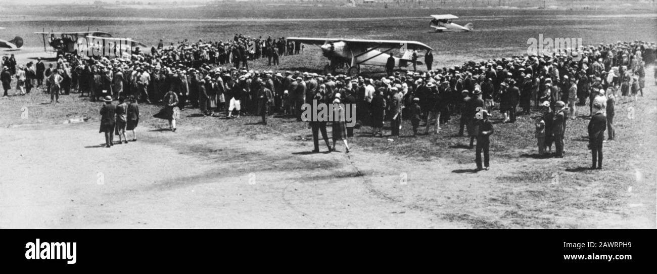 1927 , 22 may , PARIS , FRANCE : The american aviator hero Charles Augustus LINDBERGH ( Detroit 1902 - Maui Isle , Hawai 1974 ) with the SPIRIT OF SAI Stock Photo