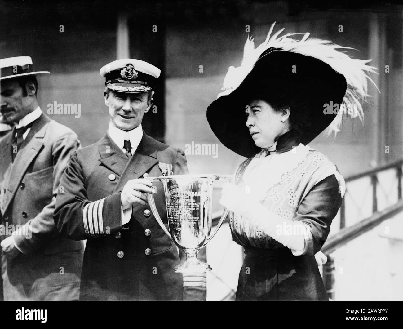 1912 , 29 may , NEW YORK , USA : The british Ocean Liner RMS TITANIC .  Mrs. J.J. ' Molly ' Brown presenting trophy cup award to Captain  Arthur Henry Stock Photo