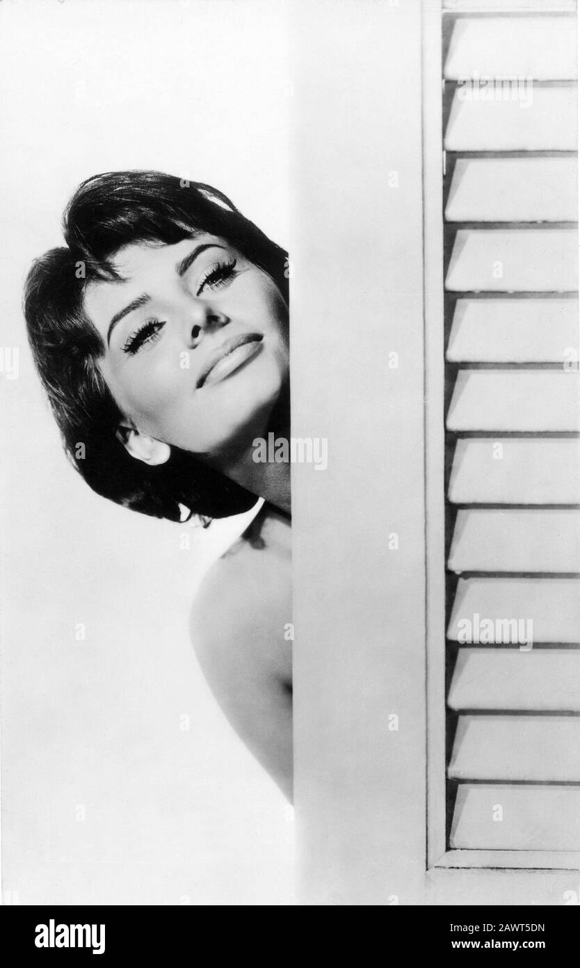 1958 , USA : The most celebrated italian movie actress  SOPHIA LOREN in an Hollywood pubblicity still portrait for the movie HOUSEBOAT ( Un marito per Stock Photo