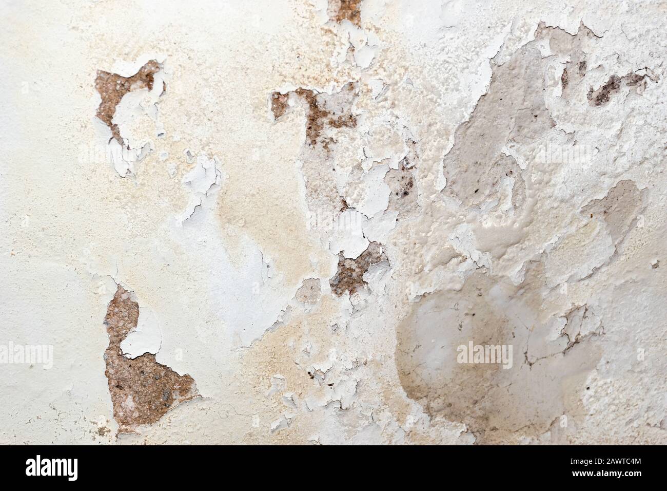 Grungy dirty white wall with cracks texture background Stock Photo
