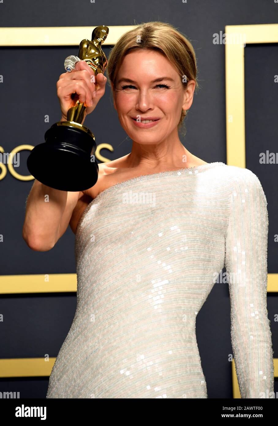 Renee Zellweger With Her Best Actress Oscar In The Press Room At The 92nd Academy Awards Held At The Dolby Theatre In Hollywood Los Angeles Usa Stock Photo Alamy